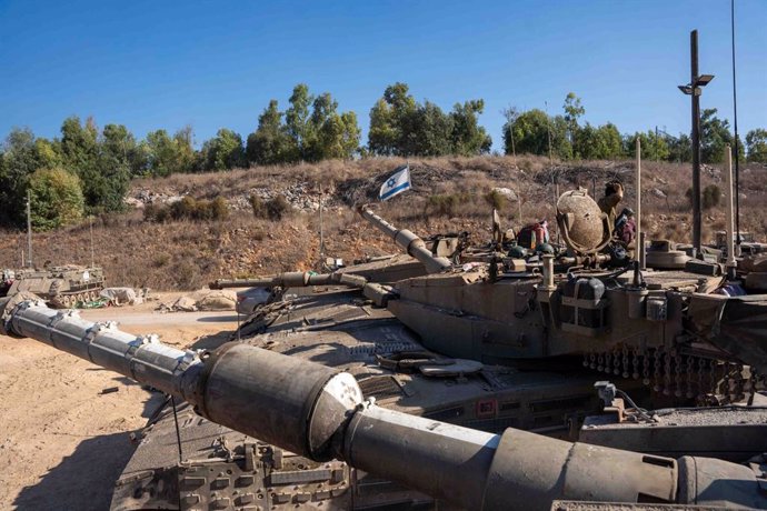 Tropas y carros de combate del Ejército de Israel cerca de la frontera con Líbano