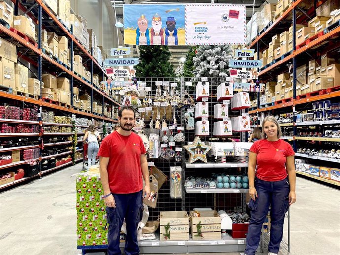 Francisco Javier Ortega, responsable de la sección de Campaña de Navidad, y Ana Illescas, trabajadora de la sección de Navidad.