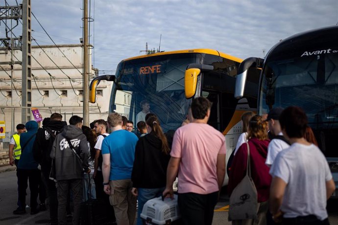 Afectados por el corte de Rode de Berà esperan uno de los buses del servicio alternativo de Renfe