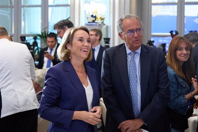 La secretaria general del PP, Cuca Gamarra y el presidente de la Asamblea de Madrid, Enrique Ossorio, llegan a un desayuno informativo del Fórum Europa organizado por Nueva Economía Fórum, a 9 de septiembre de 2024, en Madrid (España).