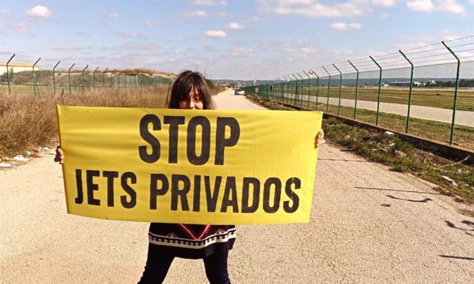 Greenpeace denuncia que tres de los cinco aeropuertos europeos con más vuelos de 'jets' privados son españoles.