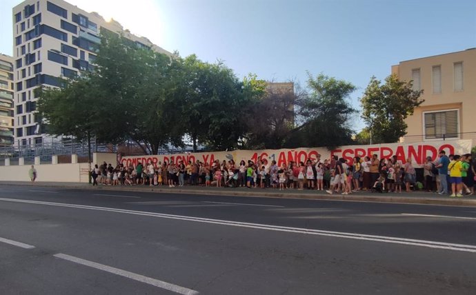 Protesta de las familias del CEIP Valdés Leal en demanda del nuevo comedor, en foto de archivo.