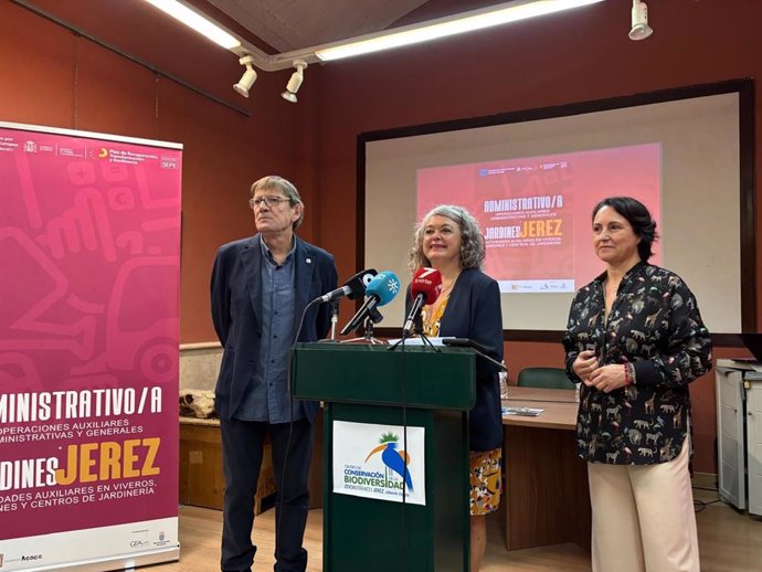 La subdelegada del Gobierno en Cádiz, Blanca Flores, explicando el Proyecto TándEM en Jerez.