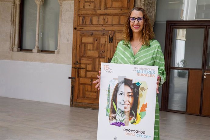 La consejera de Igualdad, Sara Simón, con el cartel del Día de las Mujeres Rurales.