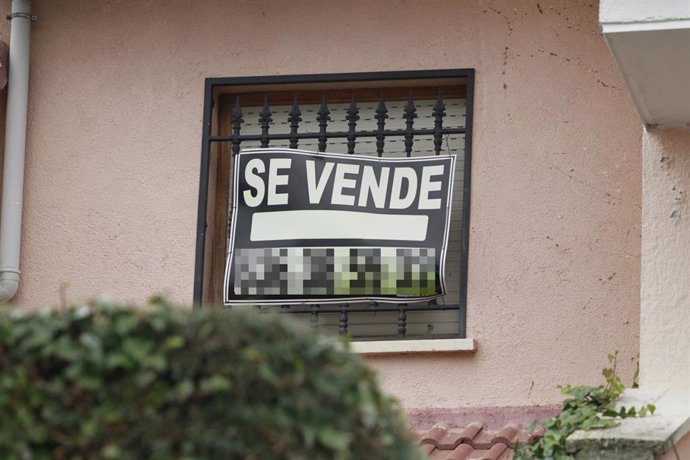 Archivo - Cartel de una vivienda en venta.