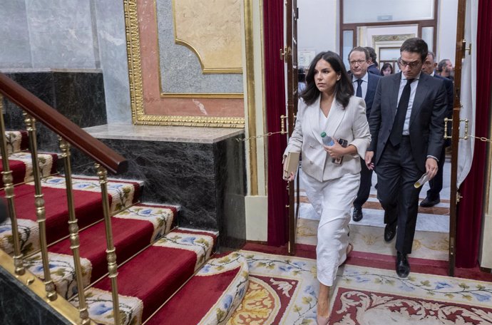 La portavoz de VOX en el Congreso, Pepa Millán, y el diputado de VOX, José María Figaredo, durante una sesión de control al Gobierno, en el Congreso de los Diputados, a 11 de septiembre de 2024, en Madrid (España).