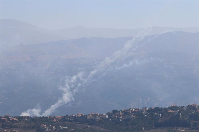 Columna de humo tras un bombardeo del Ejército de Israel contra la localidad de Jiam, en el sureste de Líbano (archivo)