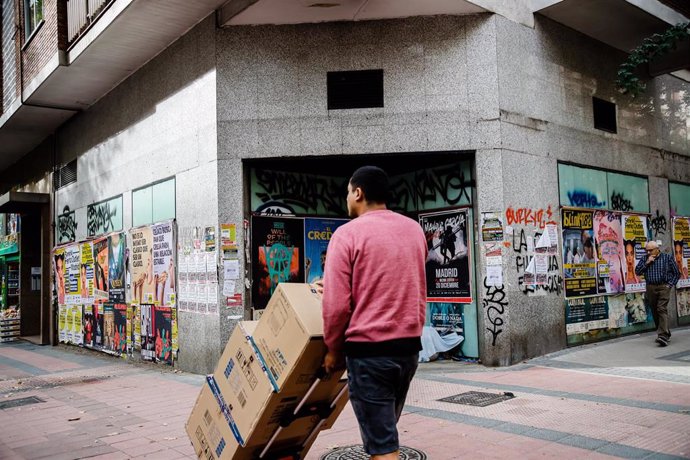 Archivo - Foto de archivo de un repartidor cargando con varias cajas. 