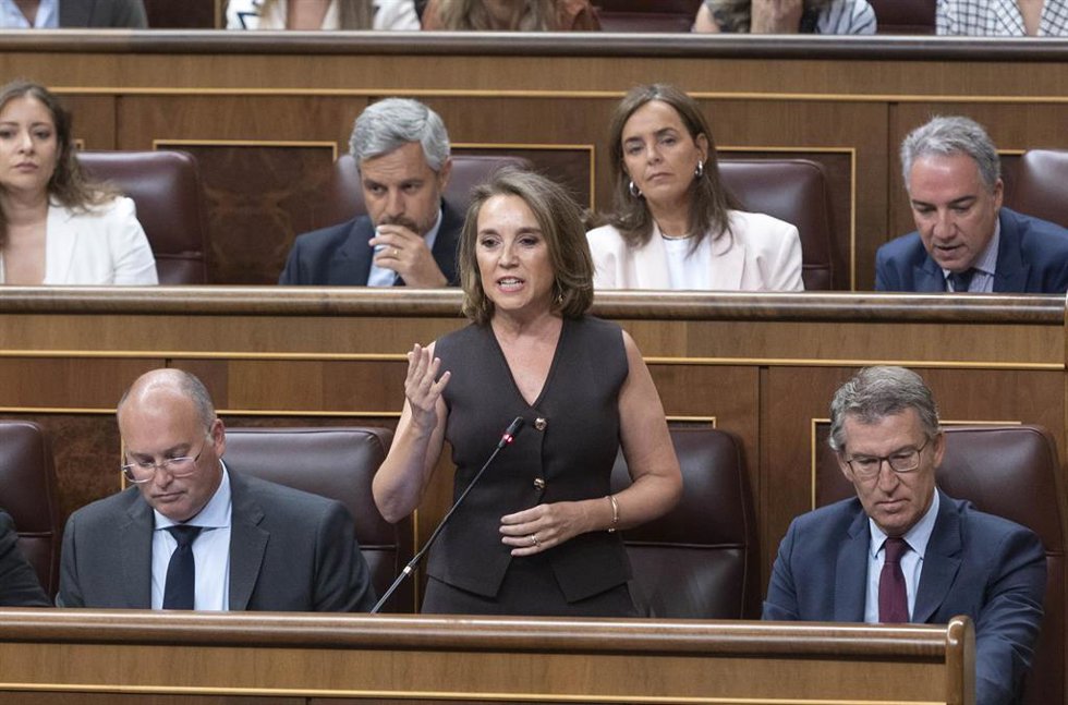 La secretaria general del PP, Cuca Gamarra, interviene durante una sesión de control al Gobierno, en el Congreso de los Diputados, a 11 de septiembre de 2024, en Madrid (España). La financiación singular para Cataluña pactada entre el PSC y ERC es uno d
