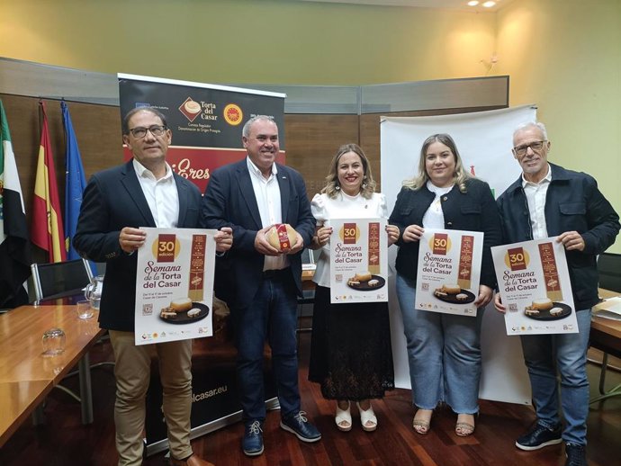 El presidente del consejo regulador DOP Torta del Casar, Ángel Pacheco, y la alcaldesa de Casar de Cáceres, Marta Jordán, junto a otros representantes en la presentación de la XXX Semana Torta del Casar