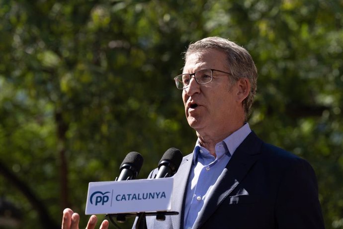 El presidente del Partido Popular, Alberto Núñez Feijóo, declara ante la prensa tras la reunión con la Associació de Famílies Nombroses de Catalunya-Fanoc, en Barcelona, a 27 de septiembre de 2024, en Barcelona, Cataluña (España). El líder popular ha prop