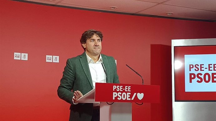 El secretario general del PSE-EE, Eneko Andueza, en rueda de prensa en Bilbao