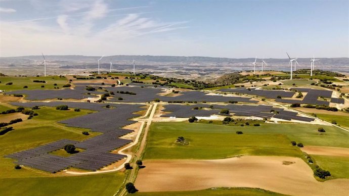 Planta híbrida eólica y solar en Cuenca