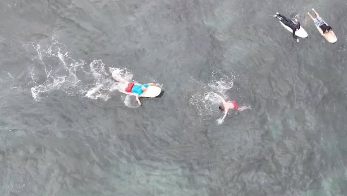 Una persona con problemas en una playa