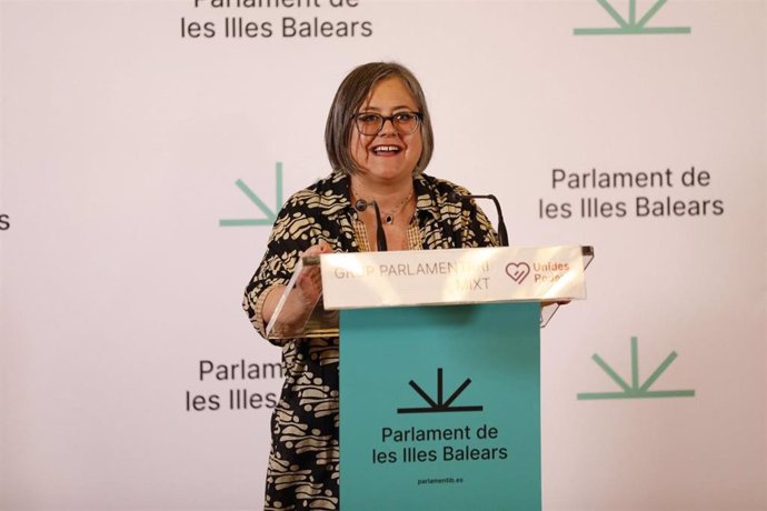 La diputada de Unidas Podemos, Cristina Gómez, en rueda de prensa en el Parlament