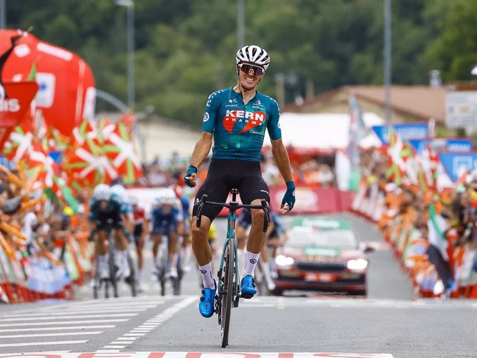 El ciclista español Urko Berrade, del Equipo Kern Pharma, gana la etapa 18 de La Vuelta 24