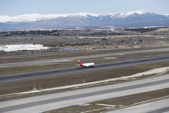 Archivo - Un avión en Barajas. 