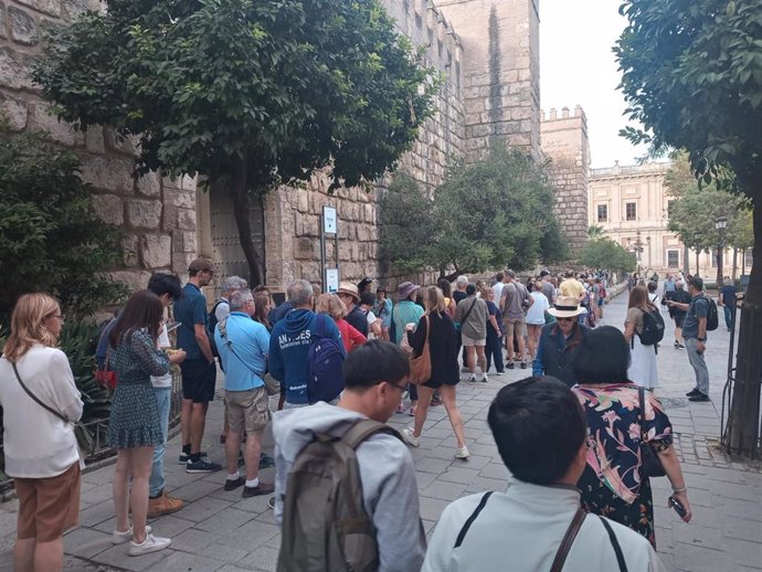 Cola en el Alcázar a primera hora de la mañana de este martes.