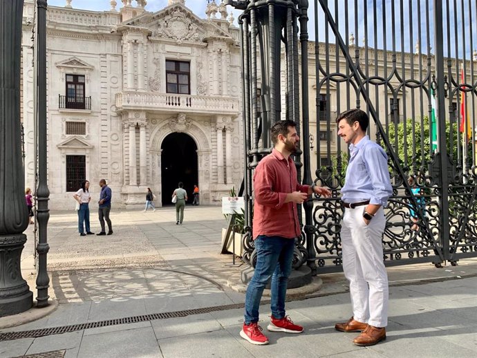 El secretario general de Juventudes Socialistas de Andalucía (JSA), Alejandro Moyano, y el secretario general de JSA de Sevilla, Rubén Manrique.