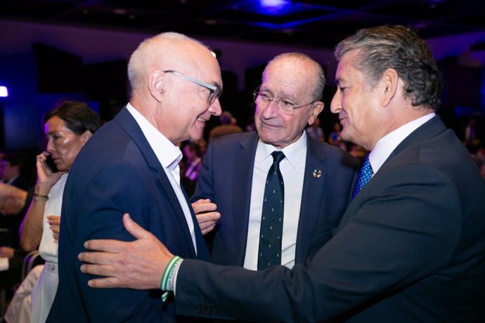 El consejero Antonio Sanz y el alcalde Francisco de la Torre junto al responsable del IMEC en el foro Global Photonics Economic Forum en Málaga.