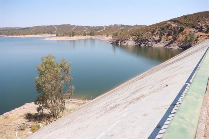 Archivo - Vista general del embalse de Aznalcóllar. A 06 de agosto de 2024, en Aznalcóllar, Sevilla (Andalucía, España). 