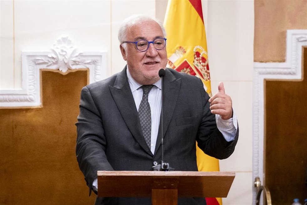 Archivo - El presidente de la DGT, Pere Navarro, interviene durante la entrega de las medallas al Mérito de la Seguridad Vial al presidente de la Comisión sobre Seguridad Vial del Congreso, Juan José Matarí, y a la vicepresidenta de la Comisión sobre Se