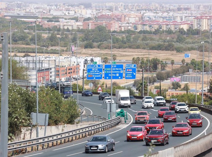 Archivo - Vehículos en el acceso a Sevilla.