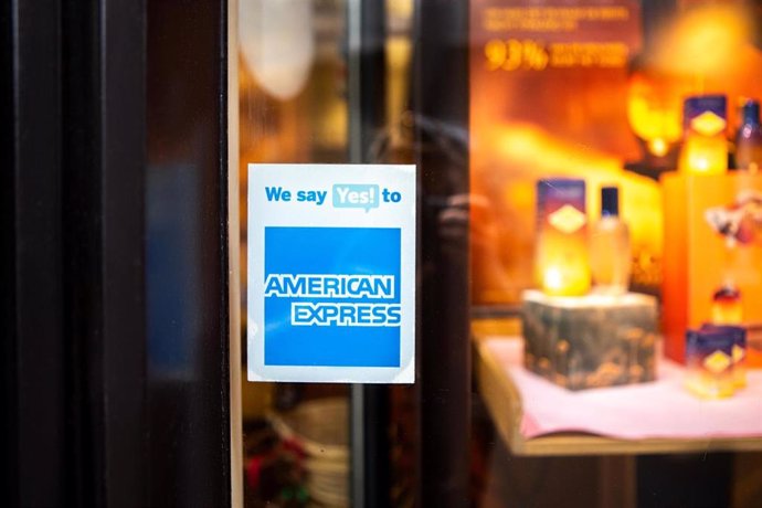 Archivo - Comercio que acepta el pago con American Express