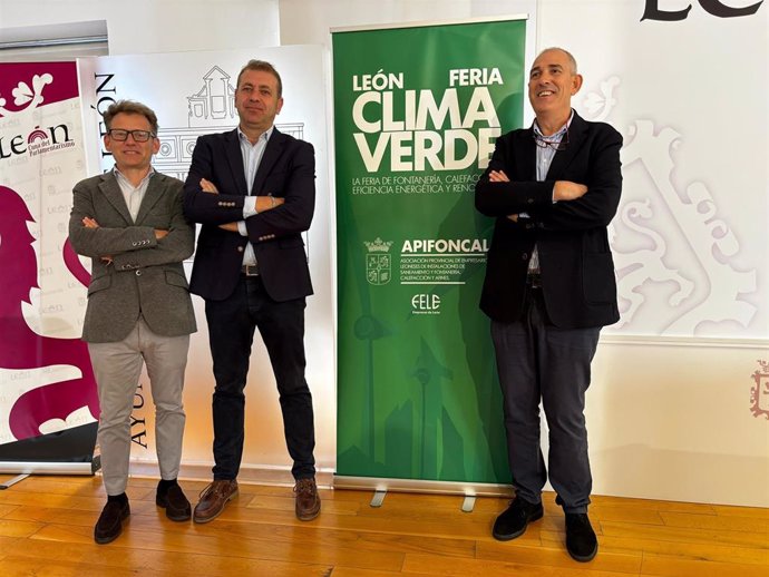 Los organizadores de la Feria 'León Clima Verde' posan junto al concejal del Ayuntamiento de León, Vicente Canuria, durante la presentación del evento.