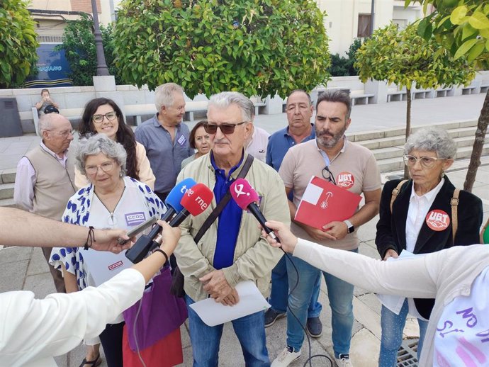 Responsables de las federaciones de Pensionistas y Jubilados de CCOO y de UGT Extremadura atienden a los medios tras registrar un manifiesto con motivo del Día Internacional de las personas mayores, a las puertas de la Asamblea.