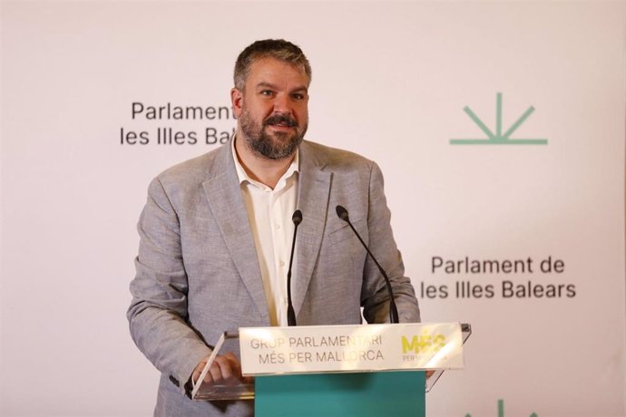 El portavoz de MÉS per Mallorca en el Parlament, Lluís Apesteguia, en la rueda de prensa posterior al Debate de Política General.