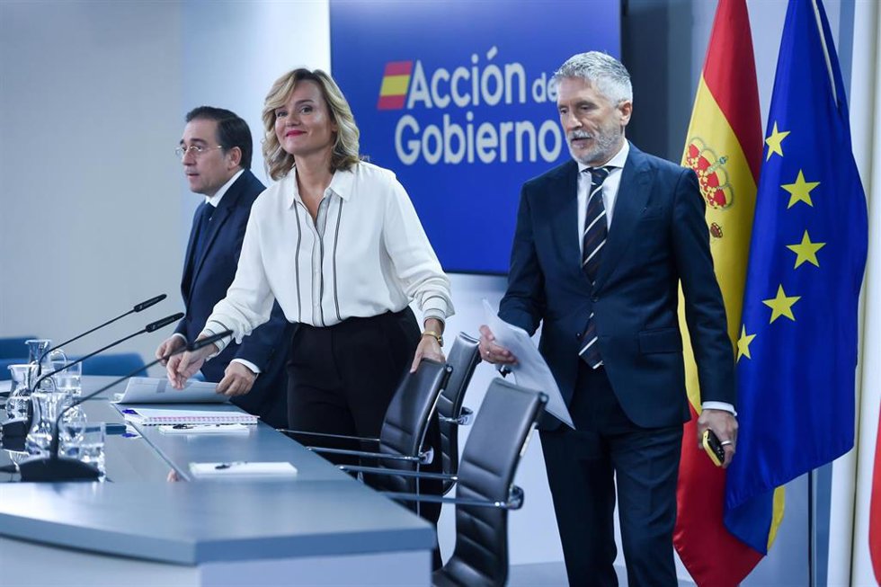 (I-D) El ministro de Asuntos Exteriores, Unión Europea y Cooperación, José Manuel Albares; la ministra de Educación, Formación Profesional y Deportes y portavoz del Gobierno, Pilar Alegría, y el ministro del Interior, Fernando Grande-Marlaska, durante u