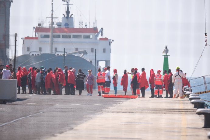 Alrededor de 180 personas llegan a Puerto del Rosario trasladadas por el barco Guardamar Talia de Salvamento Marítimo, a 23 de septiembre de 2024, en Puerto del Rosario, Fuerteventura, Canarias (España).