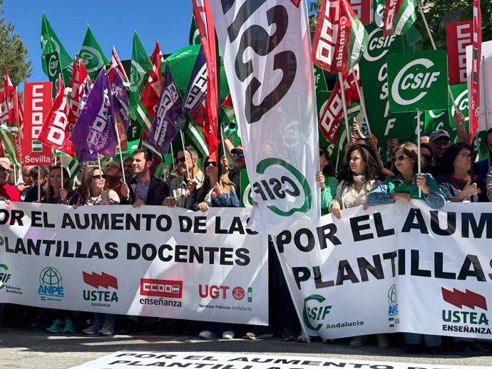 Archivo - Concentración de los sindicatos de la Mesa Sectorial de Educación en Andalucía (CSIF, ANPE, Ustea, CCOO y UGT) en la sede de la Consejería de Desarrollo Educativo para exigir un aumento de las plantillas docentes, en una imagen de archivo.