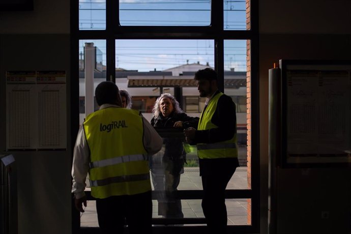 Operarios de Renfe organizan uno de los buses del servicio alternativo de Renfe