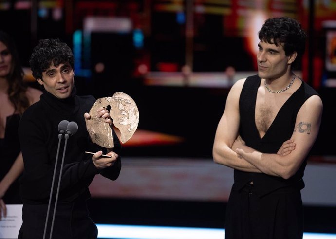 Archivo - Los guionistas y directores Javier Ambrossi (i) y Javier Calvo (d)reciben el premio a 'Mejor serie' por su trabajo 'La Mesias'  29 edición de los Premios José María Forqué, en  IFEMA MADRID Palacio Municipal.