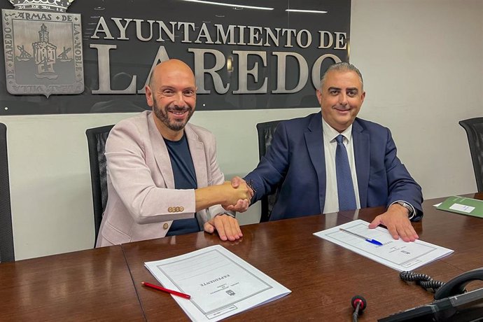 El consejero de Fomento, Vivienda, Ordenación del Territorio y Medio Ambiente, Roberto Media, firma un convenio de colaboración para la construcción del Punto Limpio.