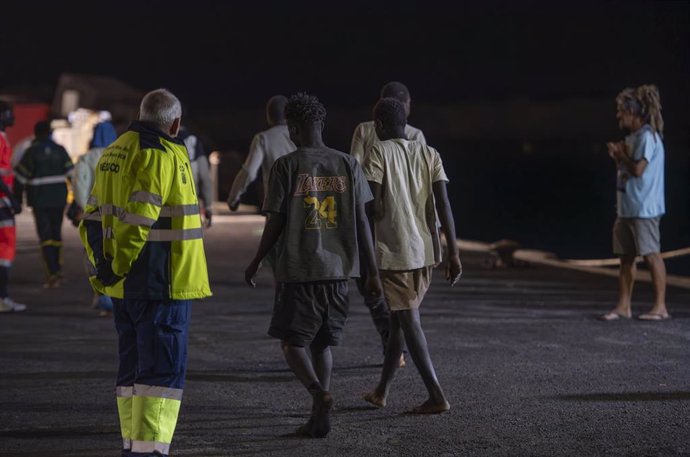 Varios migrantes llegan al Puerto de La Restinga tras ser rescatados por la Guardamar Calliope