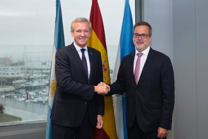 El presidente de la Xunta, Alfonso Rueda, y el embajador de Argentina en España, Roberto Sebastián Bosch, en un encuentro en Vigo.