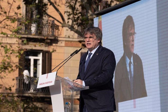 Archivo - El expresidente de la Generalitat de Catalunya Carles Puigdemont interviene en un acto de bienvenida organizado por entidades independentistas en el paseo Lluís Companys, a 8 de agosto de 2024