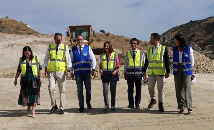 Rocío Díaz (centro), junto al resto de autoridades, durante la visita a las obras de la variante de las Angosturas, en Priego de Córdoba.