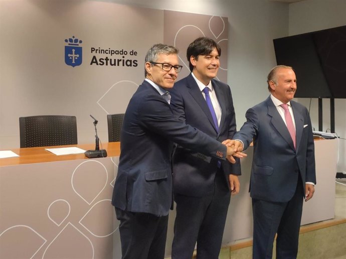 El director comercial de Hispasat, Ignacio Sanchís; el consejero de Ciencia, Empresas, Formación y Empleo, Borja Sánchez; y el director general de Sabadell Herrero, Pablo Junceda.