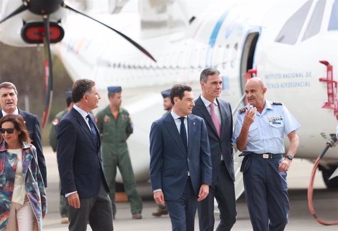 El presidente del Gobierno, Pedro Sánchez, y el presidente de la Junta de Andalucía, Juanma Moreno, este martes con motivo de la inauguración del Centro de Ensayos de Sistemas Aéreos no Tripulados (CEUS) de Moguer (Huelva)