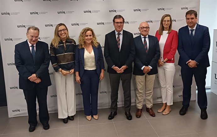 El presidente de CEOE, Antonio Garamendi, en el centro, junto a autoridades políticas, empresariales y de UNIR antes de participar en el Aula UNIR en Logroño