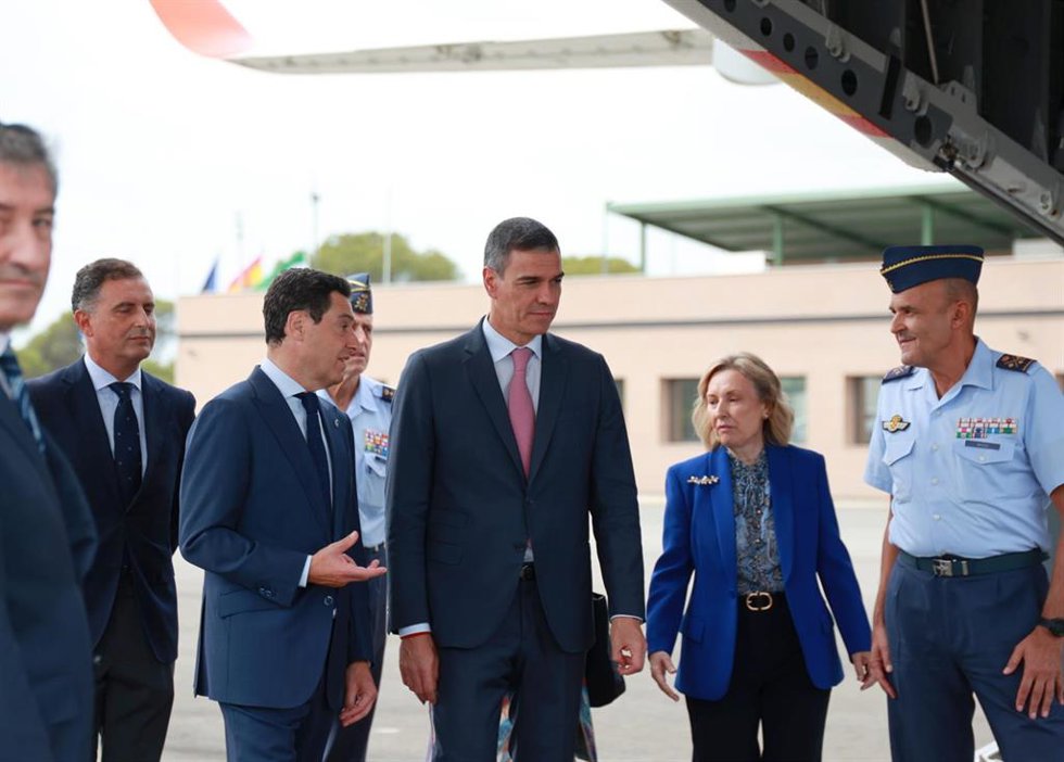 El presidente del Gobierno de España, Pedro Sánchez, visita junto al presidente de la Junta de Andalucía, Juanma Moreno, y otras autoridades, el centro que acogerá el proyecto CEUS, en Moguer (Huelva), en su inauguración.