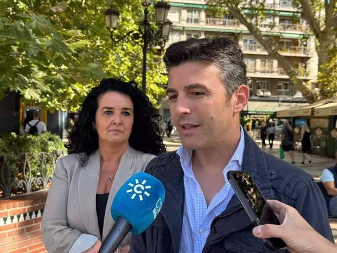 El secretario general del PP de Granada, Jorge Saavedra, atiende a los medios en presencia de la portavoz 'popular' en Huétor Vega, Elena Duque