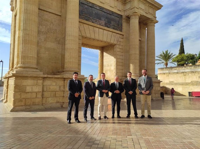 Autoridades en la presentación del partido que enfrentará a España y Serbia el 15 de octubre en Córdoba.