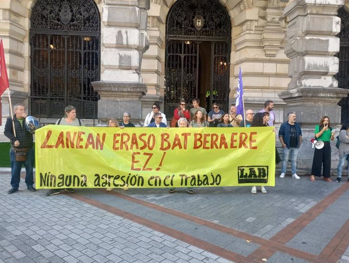 Concentración de LAB ante Diputación en Bilbao para denunciar una agresión a un trabajador de intervención social