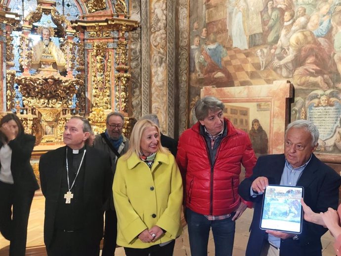 De izquierda a derecha, Abilio Martínez, Yolanda de Gregorio, Carlos Martínez y Gonzalo Santonja en San Saturio.