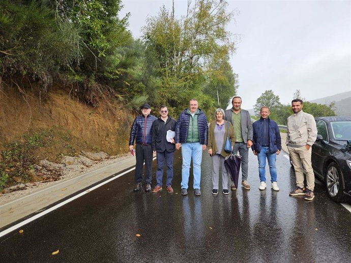 La delegación de la Diputación de León, con su vicepresidente a la cabeza, junto a la alcaldesa de Vega de Valcarce, en el tramo intervenido de la vía provincial.